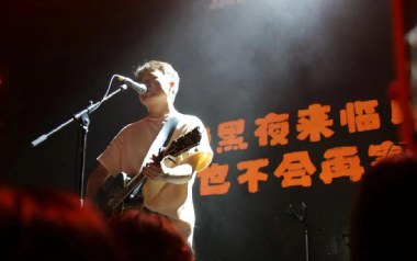 我在太原和谁一起假装悲伤吉他谱